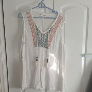 New York Laundry White Sleeveless Top with Embroidery